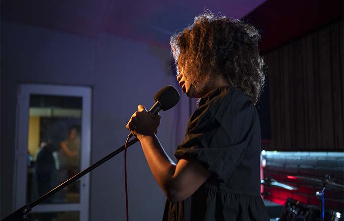 La formation Présence scénique du Cifap s'adresse aux artistes. Elle est finançable par l'Afdas